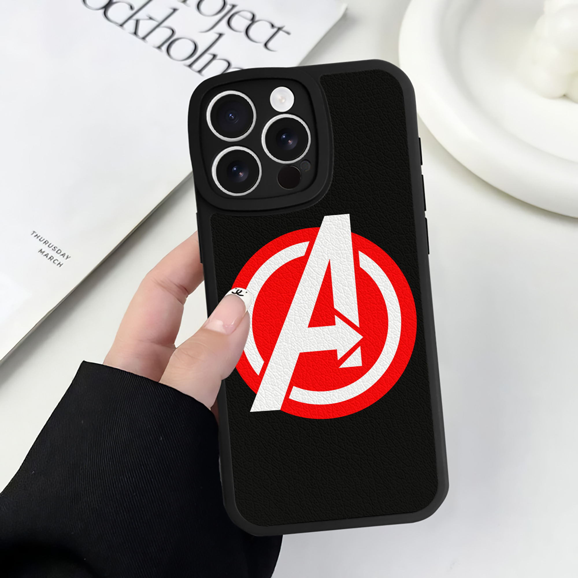 （画像用） アベンジャーズ The Avengers 【iPhone 16シリーズ対応】シリコンスマホケース（レザー調） 材質：シリコン